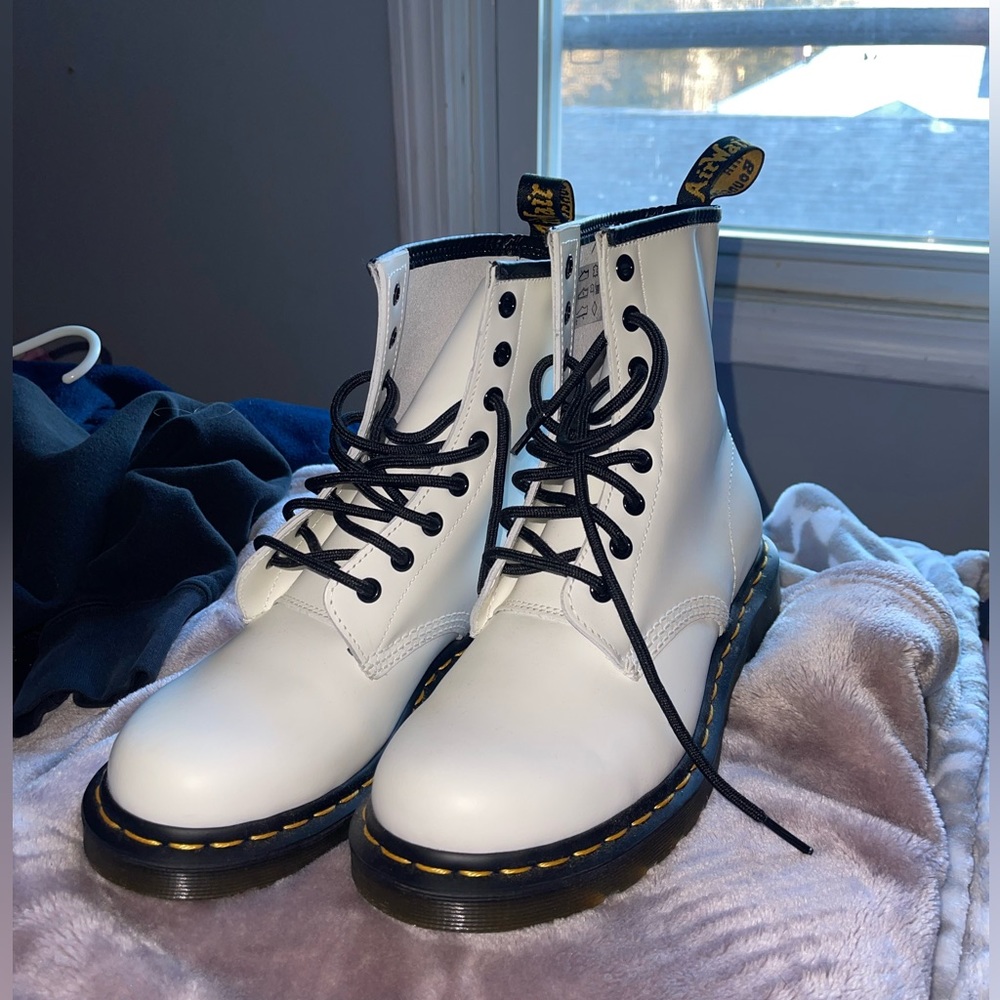 Dr Martens White Leather Women’s🤍